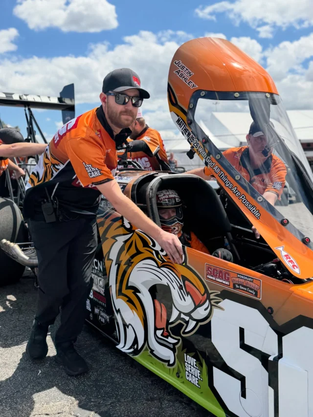 Pushing forward as a team. 💪🏻

@scagracing | @scagmowers | @nhra | @impactbymcs | @mactools38 | @mobil1racing | @mobil1 | @fasttz1 

#NHRA #TopFuel #Dragster #DragRacing #Motorsport