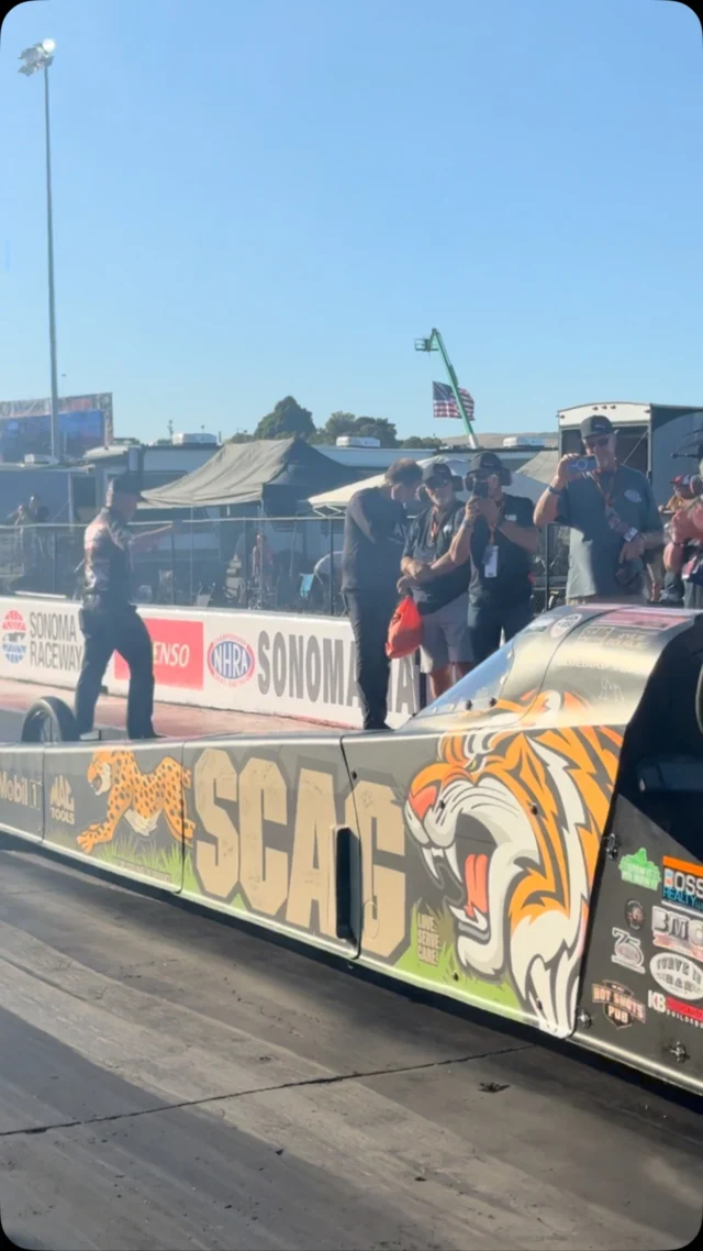 Blowin’ on by! 😏 #SonomaNats

@scagracing | @scagmowers | @nhra | @impactbymcs | @mactools38 | @mobil1racing | @mobil1 | @fasttz1 

#DragRacing #NHRA #TopFuel #Dragster