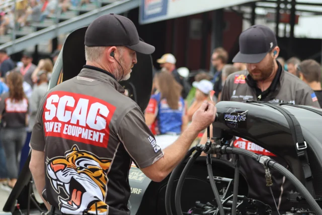 Communication makes horsepower. 💪🏻

@scagracing | @scagmowers | @nhra | @impactbymcs | @mactools38 | @mobil1racing | @mobil1 | @fasttz1 

#DragRacing #NHRA #TopFuel #Dragster #Fast