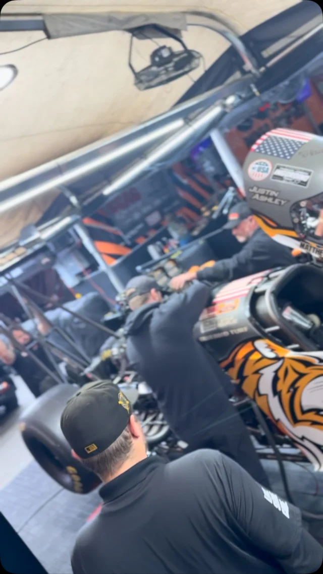 💨💨💨

@scagracing | @scagmowers | @nhra | @impactbymcs | @mactools38 | @mobil1racing | @mobil1 | @fasttz1 

#DragRacing #NHRA #TopFuel #Dragster #Fast
