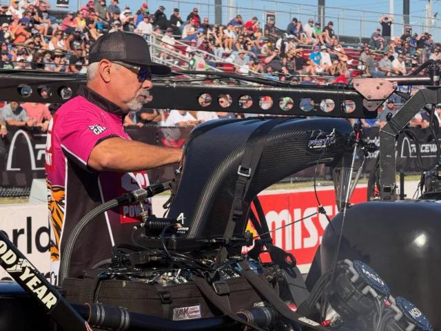 One final check. 😏✅

@scagracing | @scagmowers | @nhra | @impactbymcs | @mactools38 | @mobil1racing | @mobil1 | @fasttz1 

#DragRacing #NHRA #TopFuel #Dragster #BreastCancerAwareness